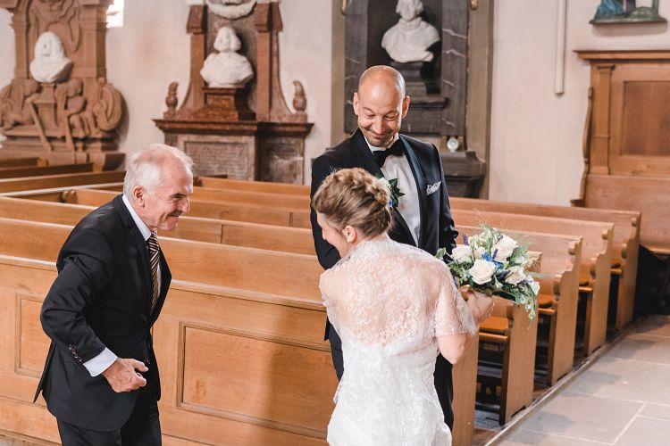 Brautvater, Braut und Bräutigam in der Kirche